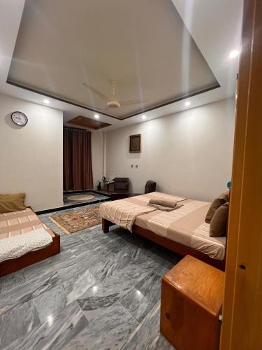 Una cama o camas en una habitación de Sarai Abbottabad