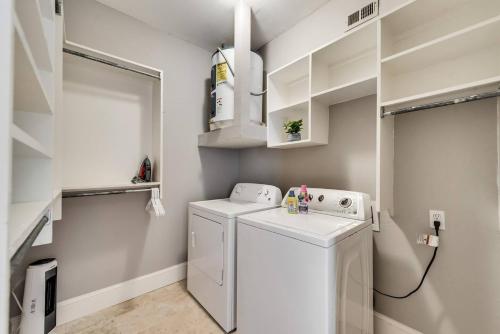 Un pequeño lavadero con lavadora y secadora. en Elegant 1br Retreat On Dallas Swiss Avenue, en Dallas