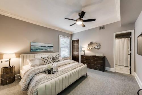 Un dormitorio con una cama y un ventilador de techo. en Elegant 1br Retreat On Dallas Swiss Avenue, en Dallas