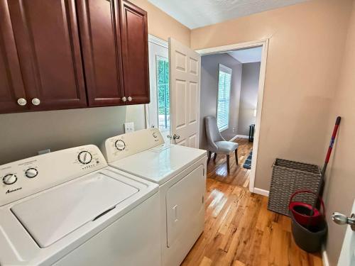 Fotografie z fotogalerie ubytování Comfy King Bed Townhouse with Outdoor Sitting Area v destinaci Guntersville