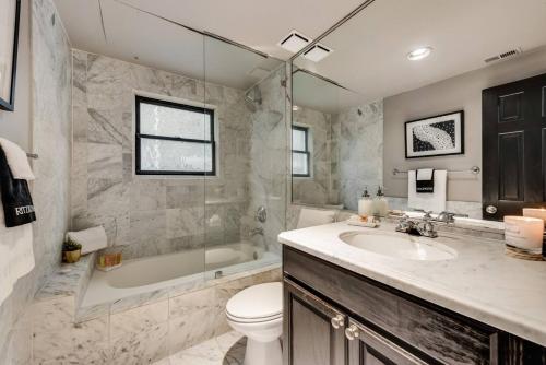 Ένα μπάνιο στο Bright 1br Condo W Balcony Dallas Extended Stay