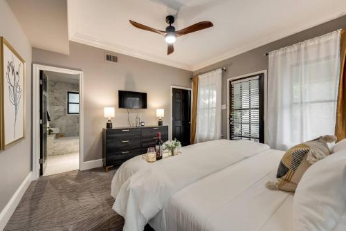 Ένα ή περισσότερα κρεβάτια σε δωμάτιο στο Bright 1br Condo W Balcony Dallas Extended Stay