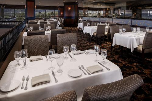Harrah's Lake Tahoe, A Caesars Destinationにあるレストランまたは飲食店
