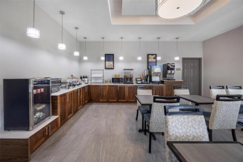 Un restaurante u otro lugar para comer en Best Western Manchester