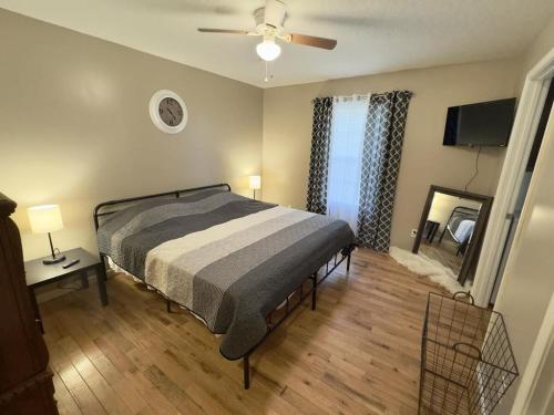 une chambre avec un lit et une télévision dans l'établissement Quiet House with Hot Tub, Back Porch & Coffee Area, à Guntersville