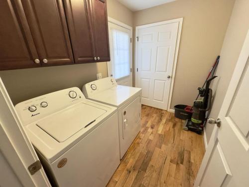 - un lave-linge et un sèche-linge blancs dans une petite cuisine dans l'établissement Quiet House with Hot Tub, Back Porch & Coffee Area, à Guntersville