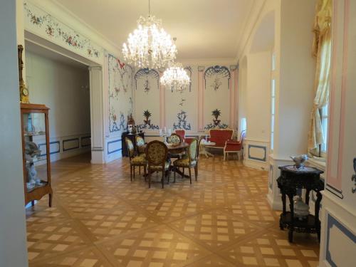 comedor con mesa, sillas y lámpara de araña en Schloss Lohm, en Lohm