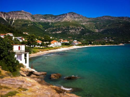 a view of a beach with mountains in the background at Hotel Sylvia in Kinira