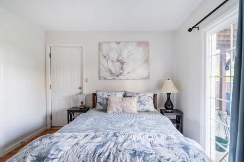 a bedroom with a bed and a window at Cozy Charming Richmond 1BR Retreat in San Francisco
