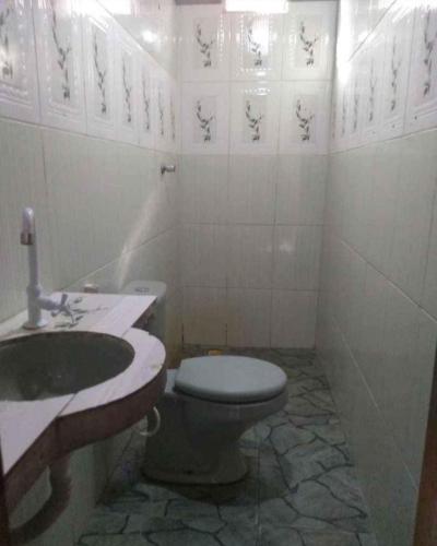 a bathroom with a toilet and a sink at Casa REDÁRIO Cop 30 in Belém