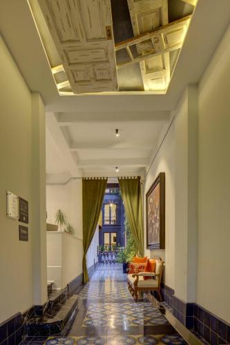 un soggiorno con divano e soffitto di Roso Guest House a Città del Messico