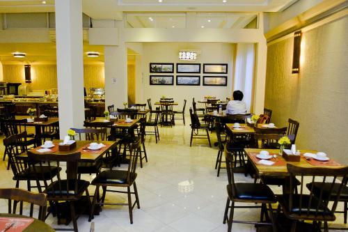 Restaurant o un lloc per menjar a Altadomo Hotel