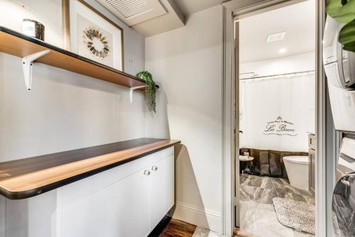 Vannituba majutusasutuses Elegant One-bedroom Suite With On-site Jacuzzi