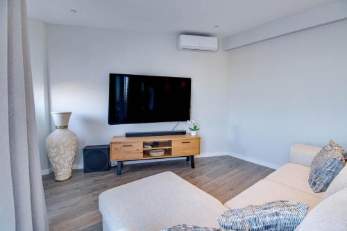 Stunning Ocean View Apt Beach 200mt AC Pool