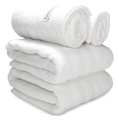a stack of white towels stacked on top of each other at Apart Atalaia ar cond 2 qtos in Aracaju