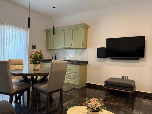 a kitchen and dining room with a table and a tv at Napoleon en ValQuirico in Santeagueda