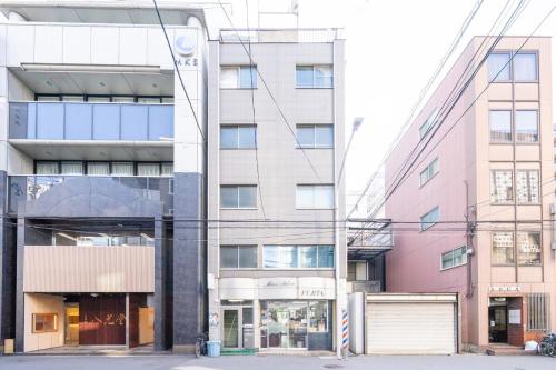 富2 床屋オーナーが運営する 難波駅の真横に位置するモダンアパートメント ベッド5台 シャワー2台