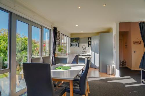 Dapur atau dapur kecil di Spacious and Private Wanaka Home in a great location!