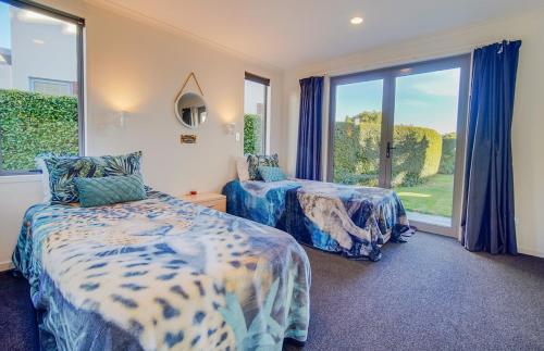 Katil atau katil-katil dalam bilik di Spacious and Private Wanaka Home in a great location!