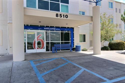 a welcome sign in front of a building at Motel 6-Albuquerque, NM - North in Albuquerque