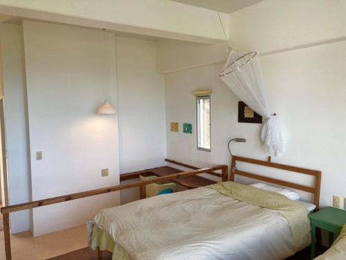 川平にあるNico House A - Vacation STAY 07461vのベッドルーム(ベッド1台、ランプ付)