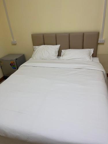 a large bed with white sheets and pillows at UOKResort in Ban Bang Khen (1)