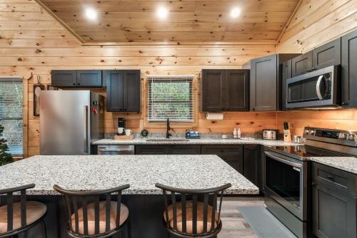 Top rated Smokies Cabin, Arcade, HotTub, Sleeps 12 photo 30