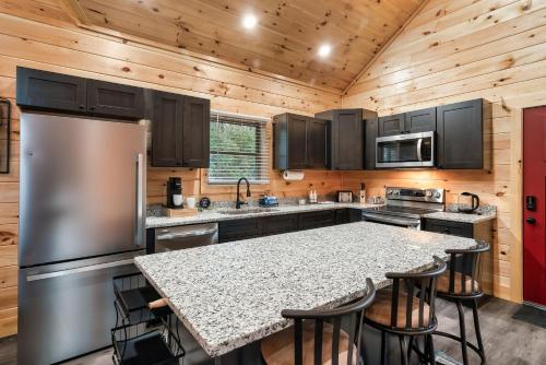 Top rated Smokies Cabin, Arcade, HotTub, Sleeps 12 photo 14