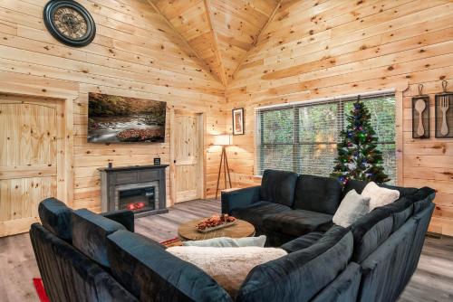 Top rated Smokies Cabin, Arcade, HotTub, Sleeps 12 photo 15