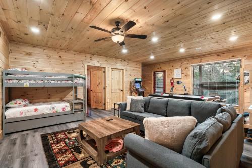 Top rated Smokies Cabin, Arcade, HotTub, Sleeps 12 photo 3