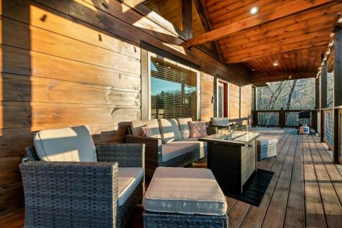 Top rated Smokies Cabin, Arcade, HotTub, Sleeps 12 photo 22