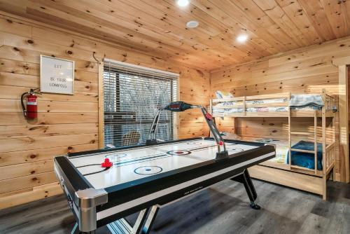 Top rated Smokies Cabin, Arcade, HotTub, Sleeps 12 photo 18