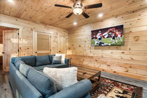 Top rated Smokies Cabin, Arcade, HotTub, Sleeps 12 photo 23