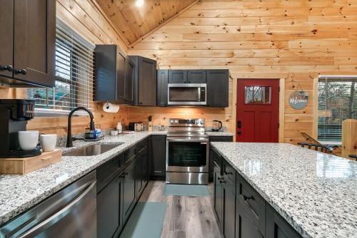 Top rated Smokies Cabin, Arcade, HotTub, Sleeps 12 photo 26