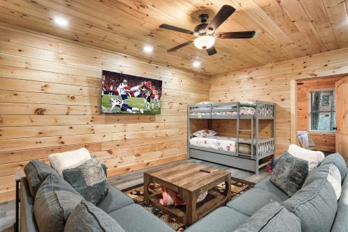 Top rated Smokies Cabin, Arcade, HotTub, Sleeps 12 photo 21