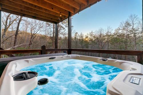 Top rated Smokies Cabin, Arcade, HotTub, Sleeps 12 photo 25