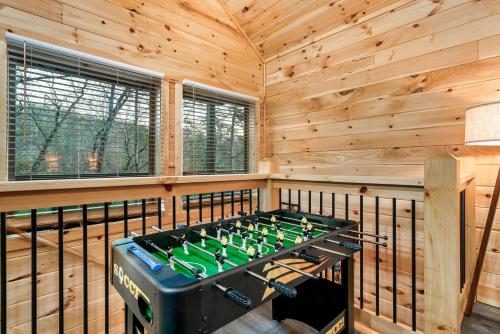 Top rated Smokies Cabin, Arcade, HotTub, Sleeps 12 photo 27