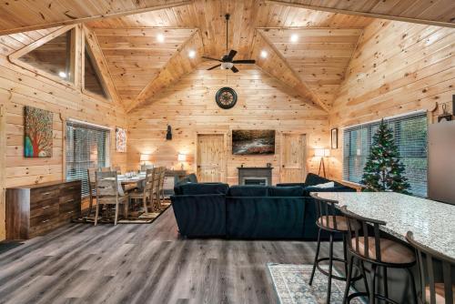 Top rated Smokies Cabin, Arcade, HotTub, Sleeps 12 photo 29