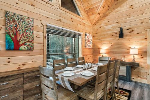 Top rated Smokies Cabin, Arcade, HotTub, Sleeps 12 photo 32