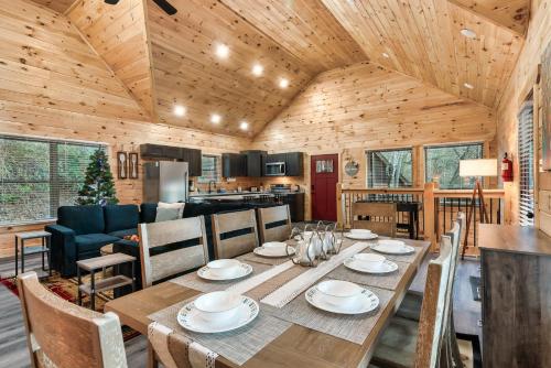 Top rated Smokies Cabin, Arcade, HotTub, Sleeps 12 photo 34