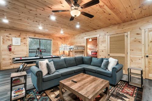 Top rated Smokies Cabin, Arcade, HotTub, Sleeps 12 photo 36