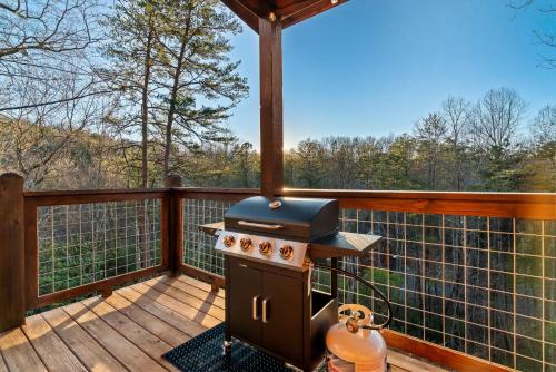 Top rated Smokies Cabin, Arcade, HotTub, Sleeps 12 photo 37