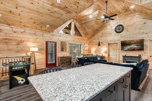 Top rated Smokies Cabin, Arcade, HotTub, Sleeps 12 photo 38