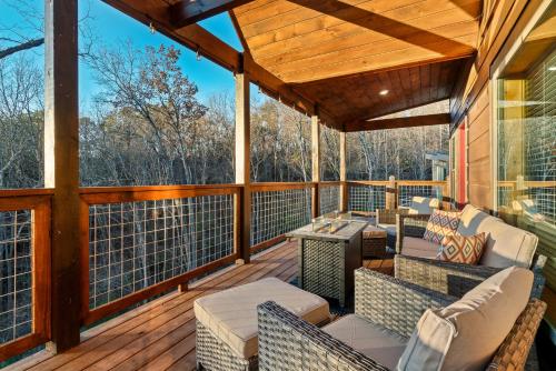 Top rated Smokies Cabin, Arcade, HotTub, Sleeps 12 photo 41