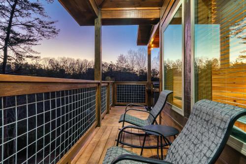 Top rated Smokies Cabin, Arcade, HotTub, Sleeps 12 photo 40