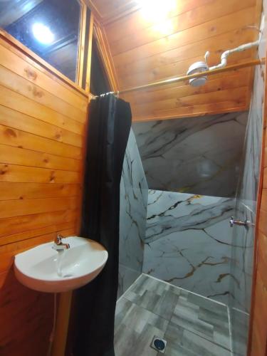 a bathroom with a sink and a shower at Hospedaje encanto Moniquireño in Moniquirá