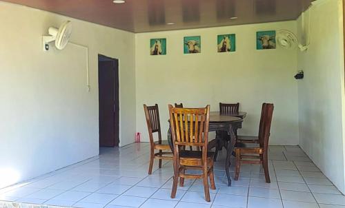 Un comedor con mesa y sillas en Rancho Cali, Playa Las Hojas, El Salvador, en San Pedro Masahuat