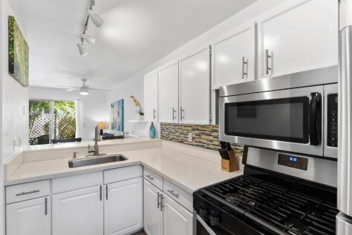 Η κουζίνα ή μικρή κουζίνα στο Casa Aloha Designer Condo w Oceanfront Pool