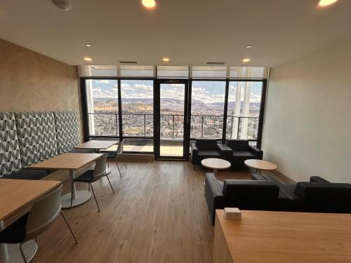 Χώρος καθιστικού στο Million-Dollar View 1 bedroom with ensuite bathroom in a 2 bed apartment with access to 34th floor lounge in Downtown Kelowna