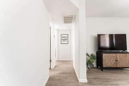 Μια τηλεόραση ή/και κέντρο ψυχαγωγίας στο Central Casa Grande 2 BR Apt with Private Backyard